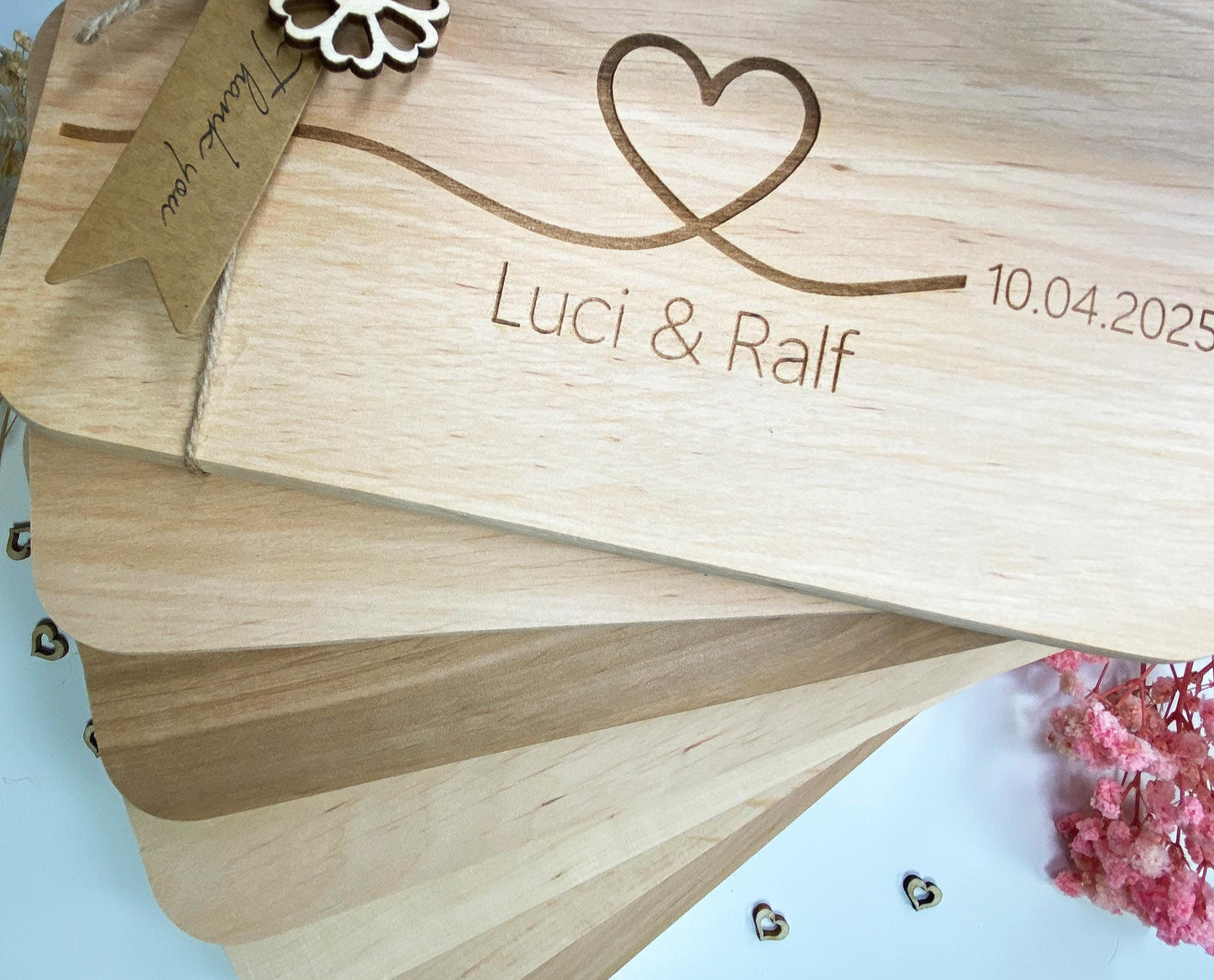 Holzbrett Hochzeit, Schneidebrett Herz Gravur, personalisiertes Frühstücksbrett Jahrestag, Küchenbrett Partnergeschenk, Brettchen mit Namen