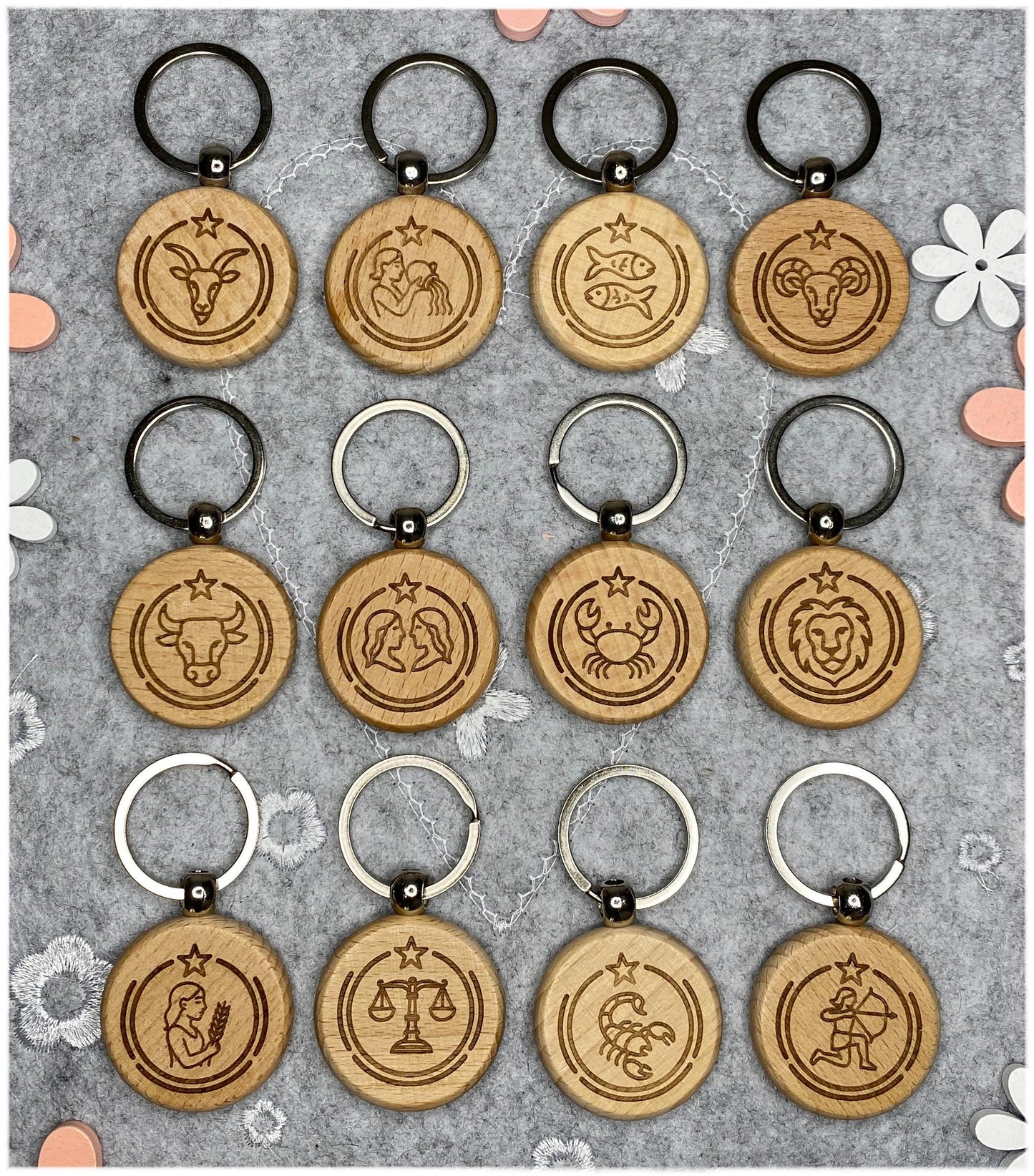 Schlüsselanhänger aus Holz, Sternzeichen Motiv, Taschenanhänger personalisierbar, Holzanhänger mit Metallring, Anhänger Rucksack mit Gravur