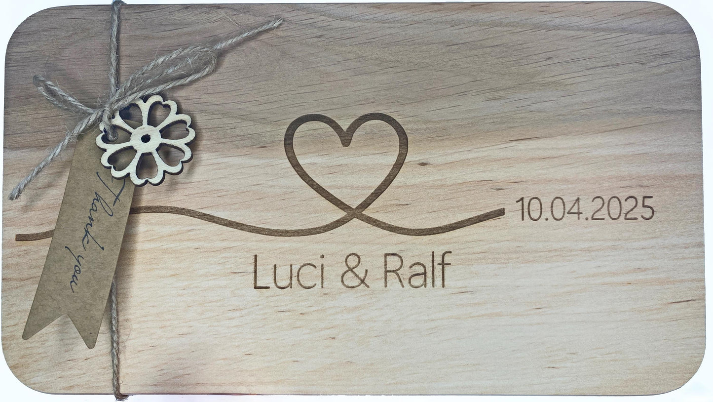 Holzbrett Hochzeit, Schneidebrett Herz Gravur, personalisiertes Frühstücksbrett Jahrestag, Küchenbrett Partnergeschenk, Brettchen mit Namen