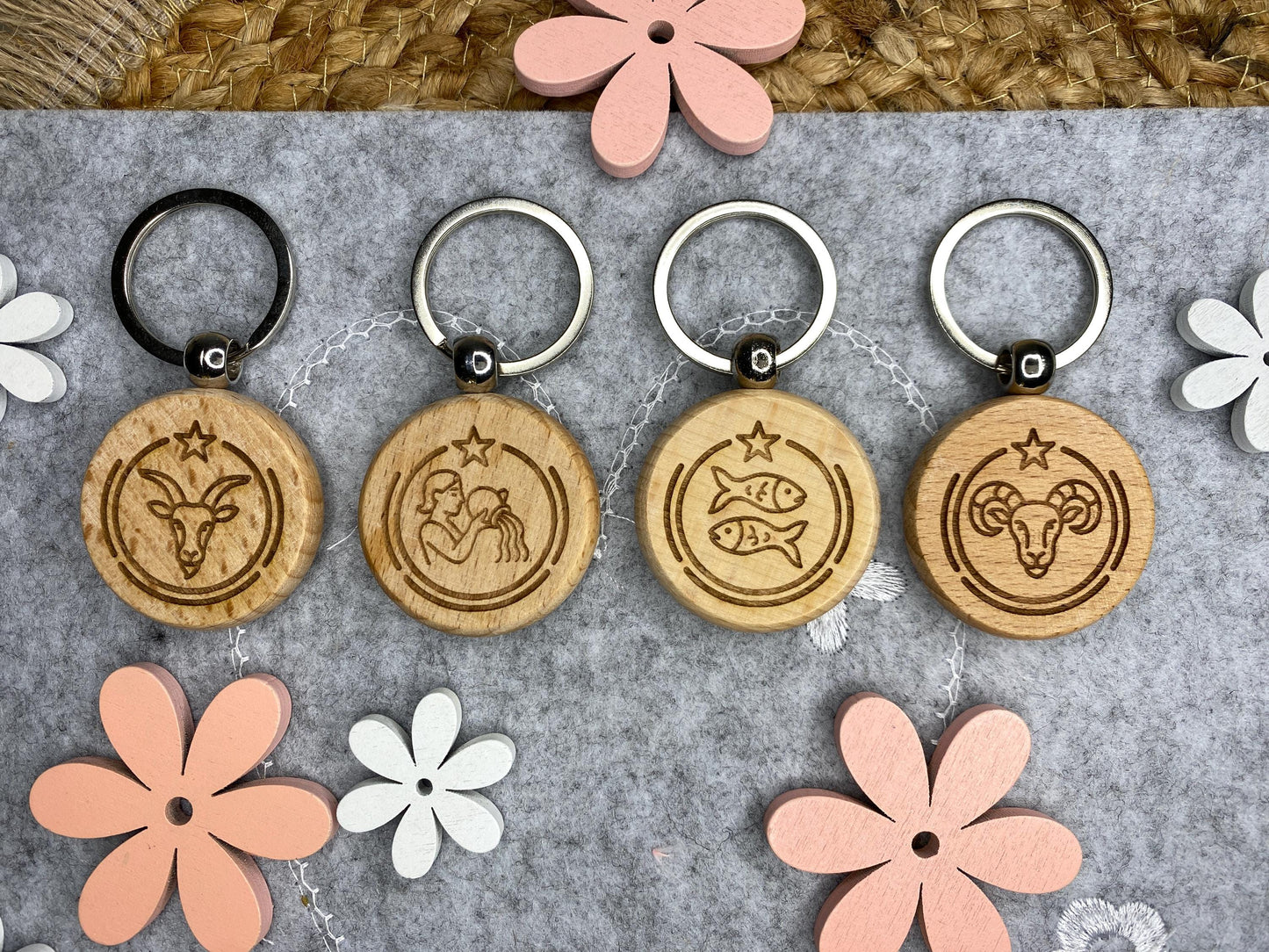 Schlüsselanhänger aus Holz, Sternzeichen Motiv, Taschenanhänger personalisierbar, Holzanhänger mit Metallring, Anhänger Rucksack mit Gravur