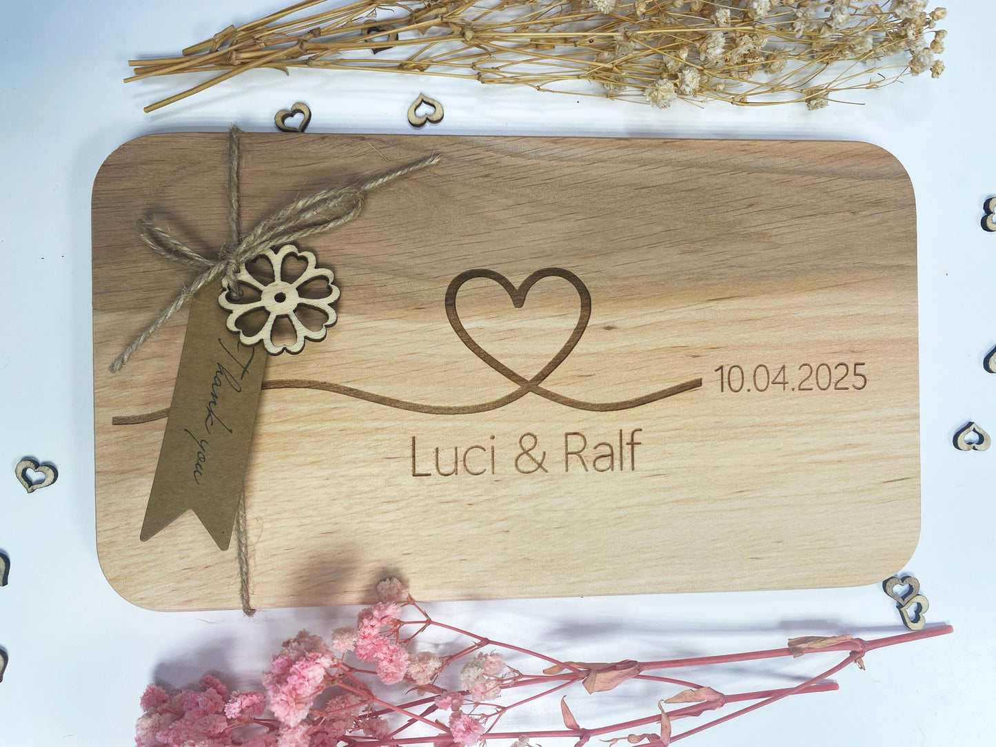 Holzbrett Hochzeit, Schneidebrett Herz Gravur, personalisiertes Frühstücksbrett Jahrestag, Küchenbrett Partnergeschenk, Brettchen mit Namen