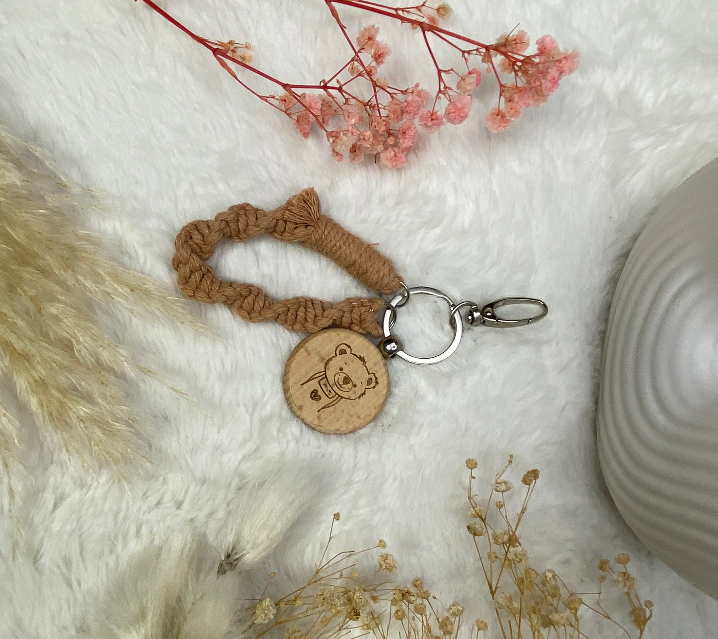 personalisierbarer Schlüsselanhänger aus Holz, Taschenanhänger graviert, Holzanhänger + Makramee Schlaufe, Rücksackanhänger, Namensanhänger