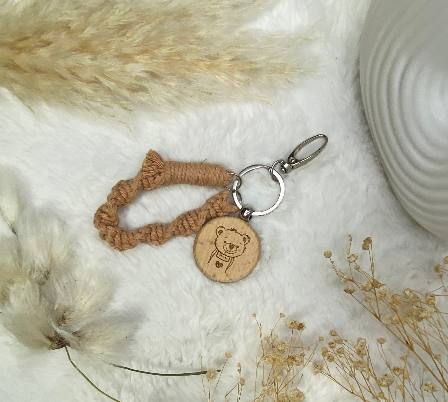 personalisierbarer Schlüsselanhänger aus Holz, Taschenanhänger graviert, Holzanhänger + Makramee Schlaufe, Rücksackanhänger, Namensanhänger