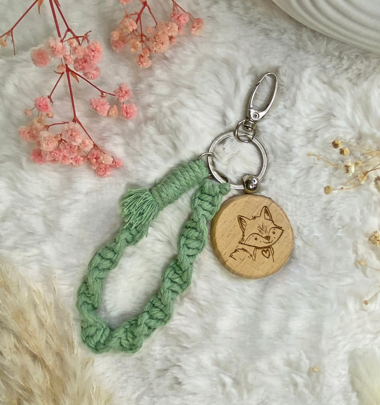 personalisierbarer Schlüsselanhänger aus Holz, Taschenanhänger graviert, Holzanhänger + Makramee Schlaufe, Rücksackanhänger, Namensanhänger