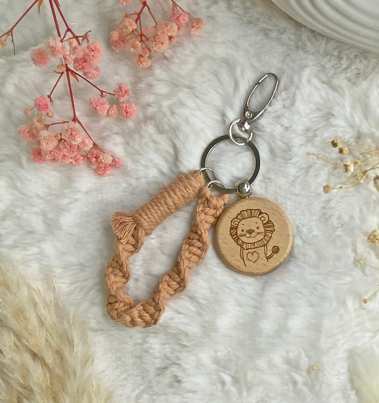 personalisierbarer Schlüsselanhänger aus Holz, Taschenanhänger graviert, Holzanhänger + Makramee Schlaufe, Rücksackanhänger, Namensanhänger
