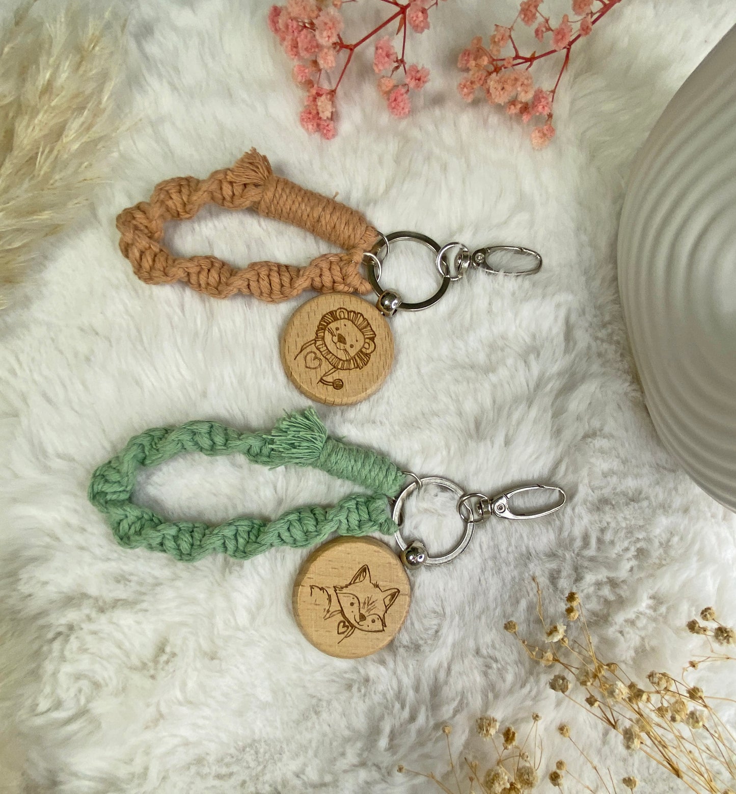 personalisierbarer Schlüsselanhänger aus Holz, Taschenanhänger graviert, Holzanhänger + Makramee Schlaufe, Rücksackanhänger, Namensanhänger