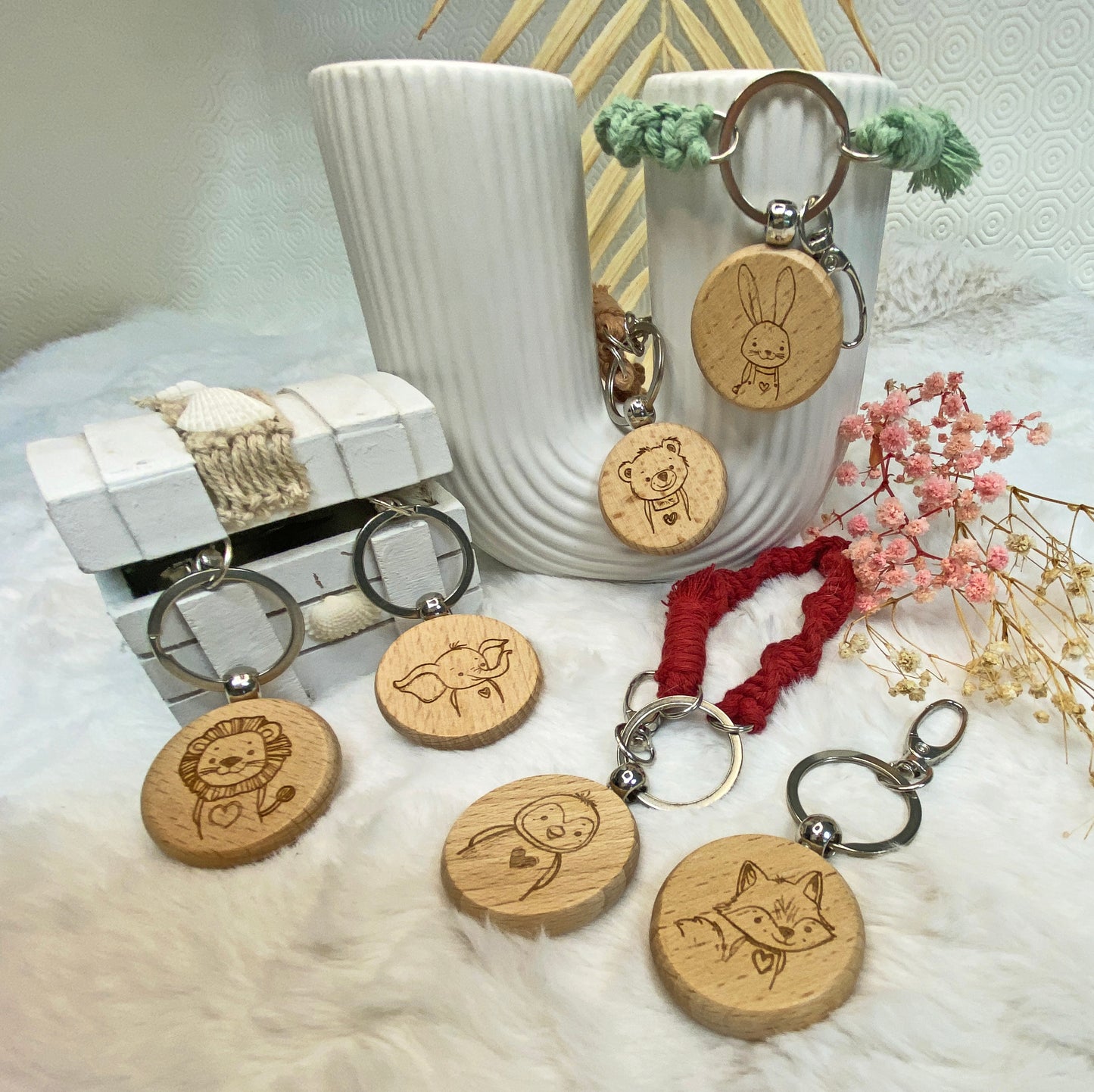 personalisierbarer Schlüsselanhänger aus Holz, Taschenanhänger graviert, Holzanhänger + Makramee Schlaufe, Rücksackanhänger, Namensanhänger