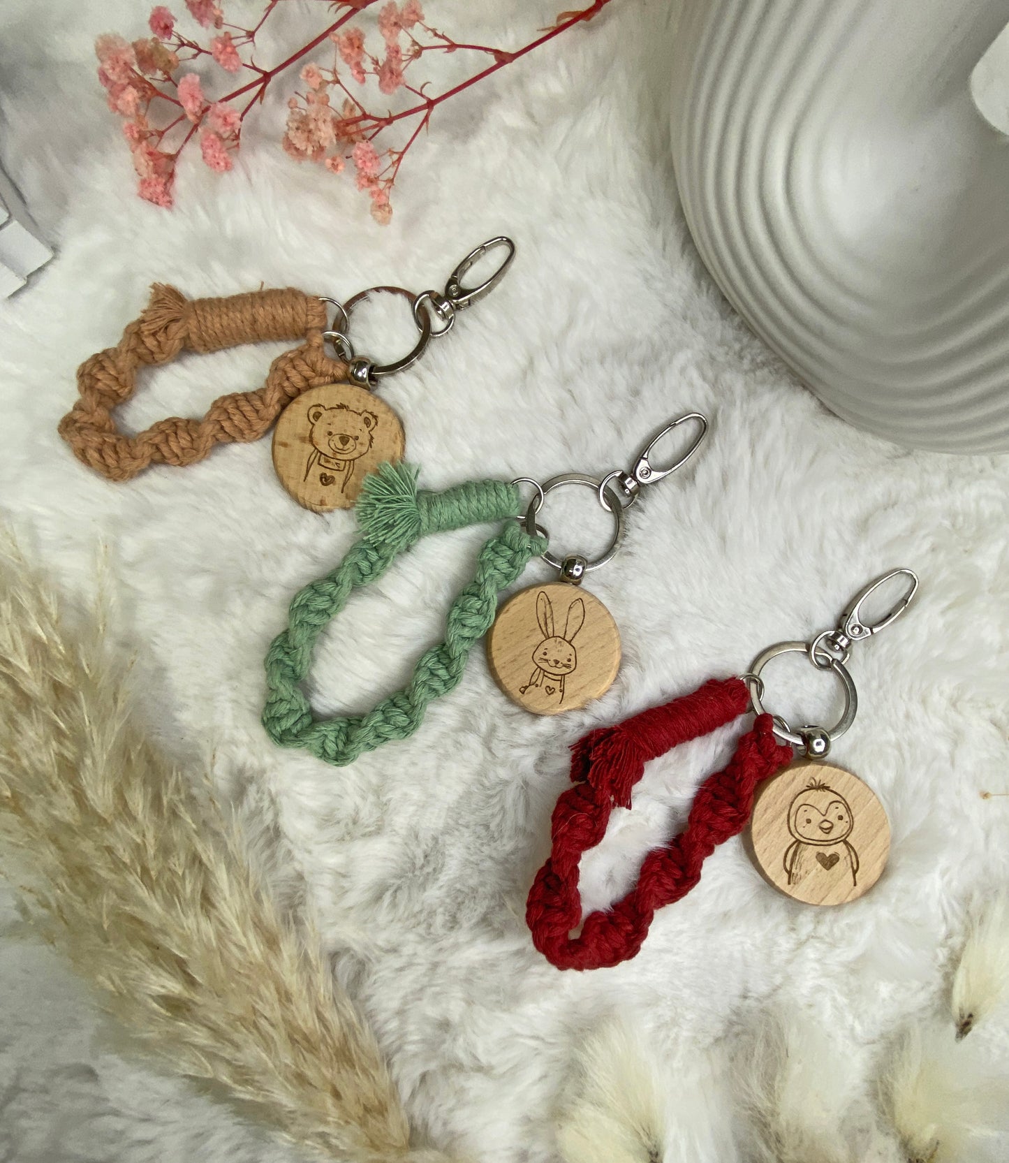 personalisierbarer Schlüsselanhänger aus Holz, Taschenanhänger graviert, Holzanhänger + Makramee Schlaufe, Rücksackanhänger, Namensanhänger