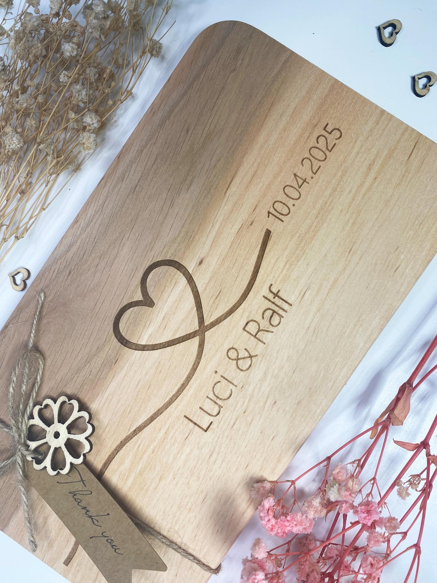 Holzbrett Hochzeit, Schneidebrett Herz Gravur, personalisiertes Frühstücksbrett Jahrestag, Küchenbrett Partnergeschenk, Brettchen mit Namen