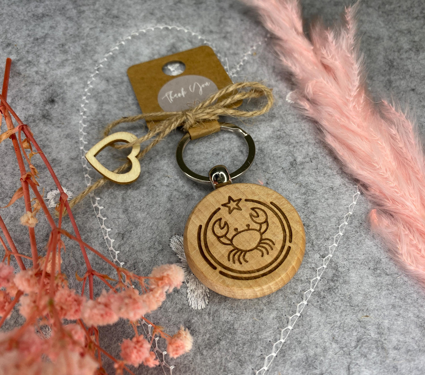 Schlüsselanhänger aus Holz, Sternzeichen Motiv, Taschenanhänger personalisierbar, Holzanhänger mit Metallring, Anhänger Rucksack mit Gravur