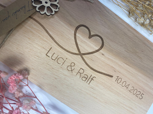 Holzbrett Hochzeit, Schneidebrett Herz Gravur, personalisiertes Frühstücksbrett Jahrestag, Küchenbrett Partnergeschenk, Brettchen mit Namen