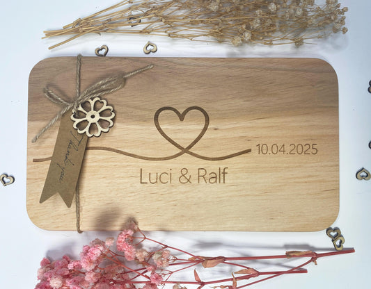Holzbrett Hochzeit, Schneidebrett Herz Gravur, personalisiertes Frühstücksbrett Jahrestag, Küchenbrett Partnergeschenk, Brettchen mit Namen