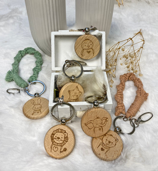 personalisierbarer Schlüsselanhänger aus Holz, Taschenanhänger graviert, Holzanhänger + Makramee Schlaufe, Rücksackanhänger, Namensanhänger