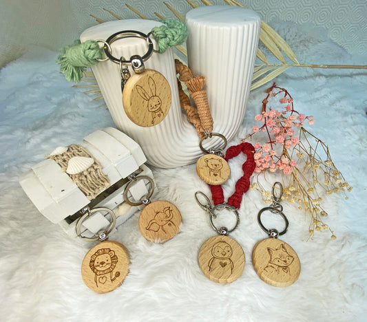 personalisierbarer Schlüsselanhänger aus Holz, Taschenanhänger graviert, Holzanhänger + Makramee Schlaufe, Rücksackanhänger, Namensanhänger