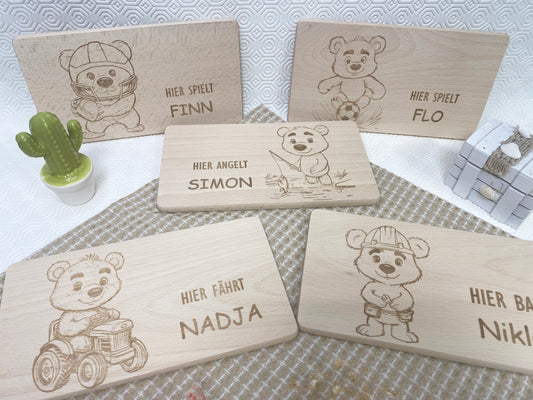 Frühstücksbrett Namensgravur, Kinder Holzbrett mit Bärenmotiven Fussball, Football, Traktor, Polizist, Bauarbeiter, Geschenk zum Kindertag