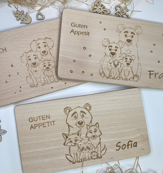 Frühstücksbrett für Kinder mit Namen, Holzbrett Gravur Tierfamilie, personalisiertes Brettchen, Schneidebrett Waldtiere,