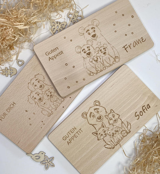 Frühstücksbrett für Kinder mit Namen, Holzbrett Gravur Tierfamilie, personalisiertes Brettchen, Schneidebrett Waldtiere,